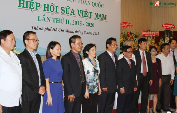 Đại[-]hội[-]Hiệp[-]hội[-]Sữa[-]Việt[-]Nam[-]khóa[-]II:[-]Ông[-]Trần[-]Quang[-]Trung[-]được[-]bầu[-]làm[-]Chủ[-]tịch[-]Hiệp[-]hội